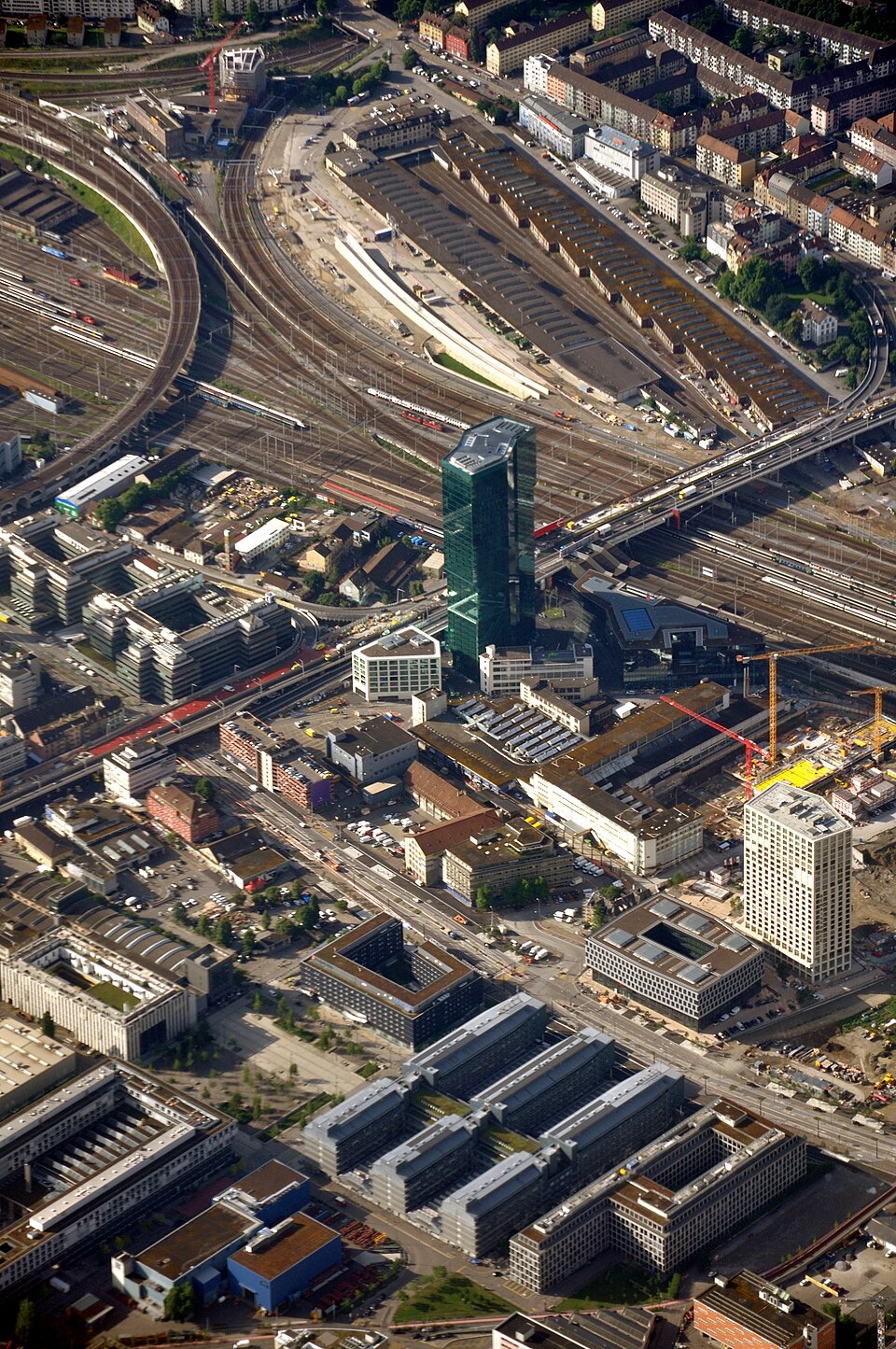 Landung zu Zurich: Um Séi an um Gare kritt een als éischt d'Richtung Streckebiller